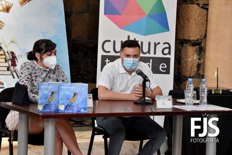 Los grancanarios Pablo Cedrés y Dalia Nevada, autores autores de Viaje a la luna, esta tarde en Telde/Francisco Javier Santana.